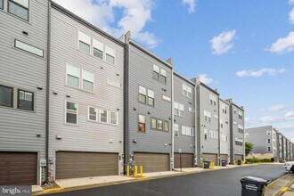 13358 Sherwood Park Ln in Herndon, VA - Building Photo - Building Photo