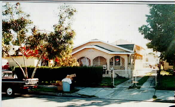 1122 S Arizona Ave in Los Angeles, CA - Building Photo