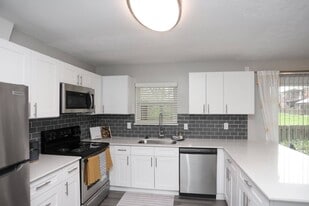 Spinnaker Court in Indianapolis, IN - Building Photo