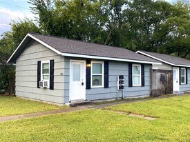 311 S 3rd St in La Porte, TX - Building Photo