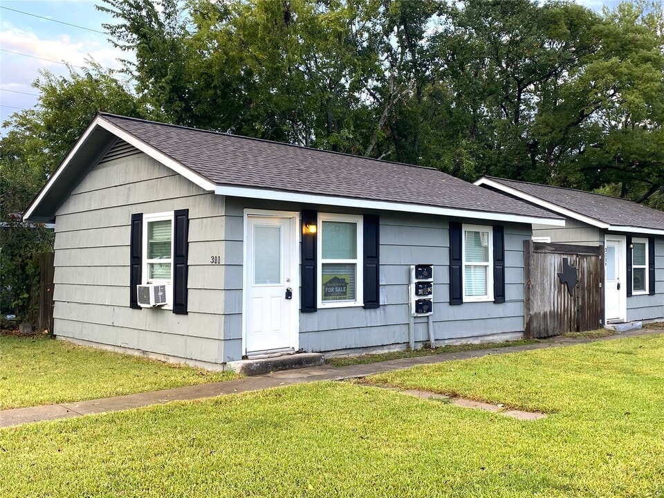 311 S 3rd St in La Porte, TX - Building Photo