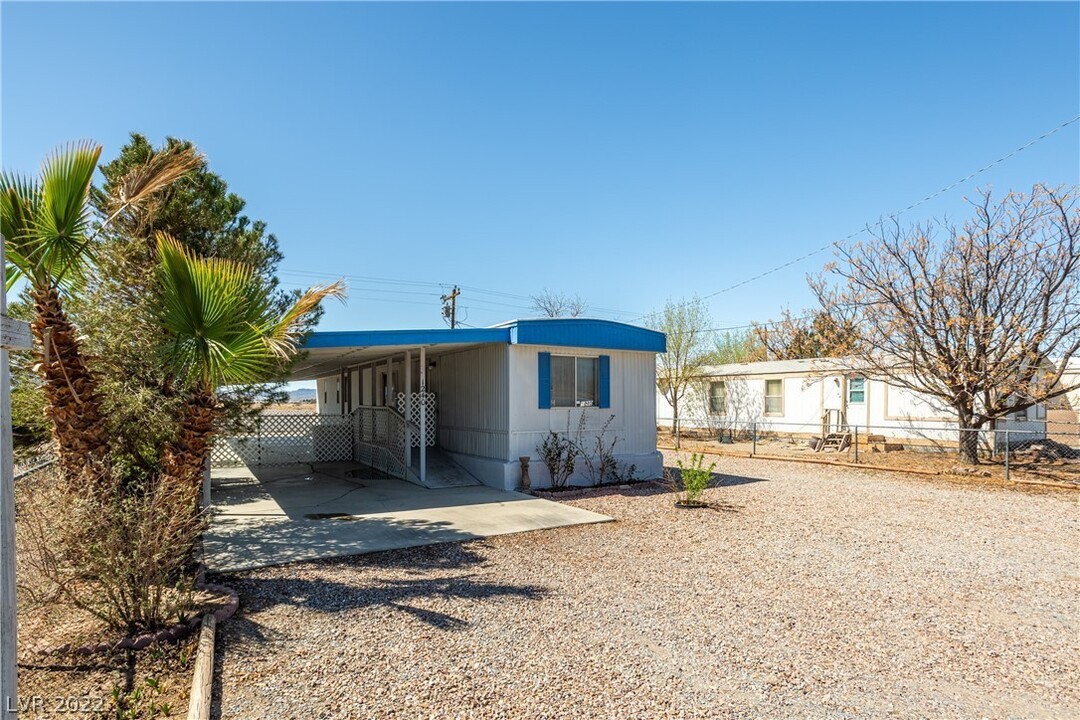 1240 S Comstock Cir W in Pahrump, NV - Foto de edificio