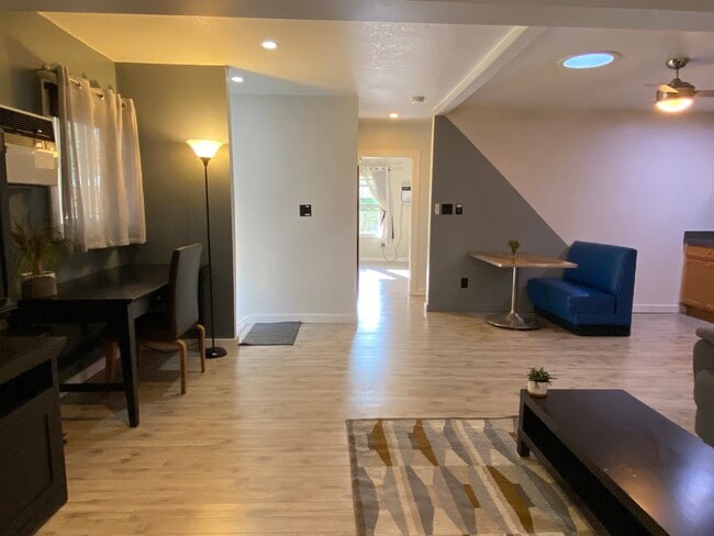 1043 Sanborn Ave in Los Angeles, CA - Foto de edificio - Building Photo