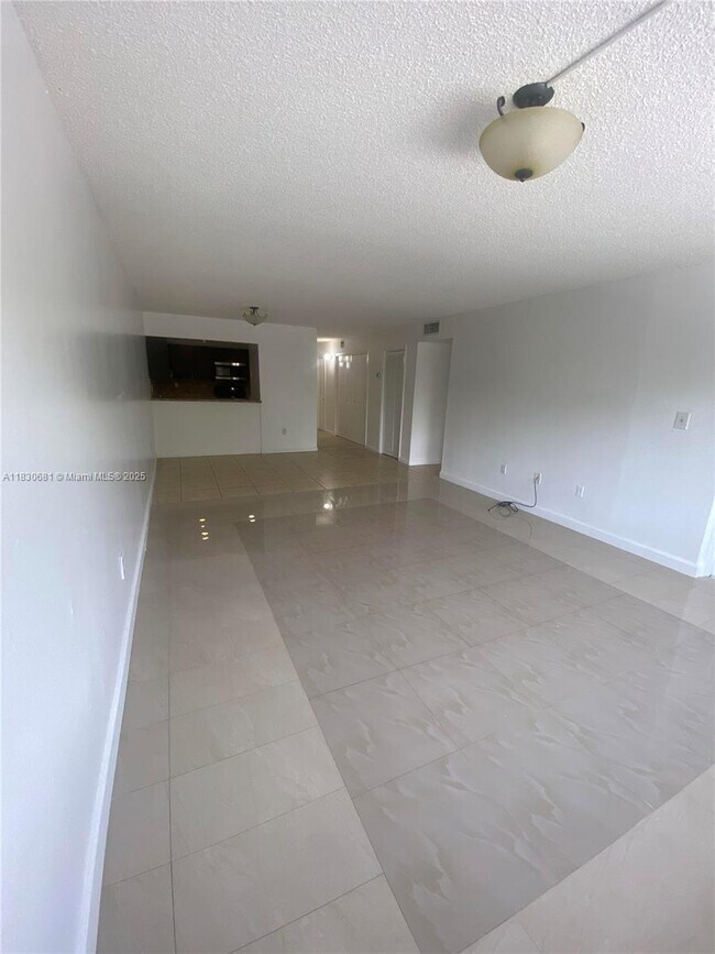 6930 Miami Gardens Dr in Hialeah, FL - Building Photo - Building Photo
