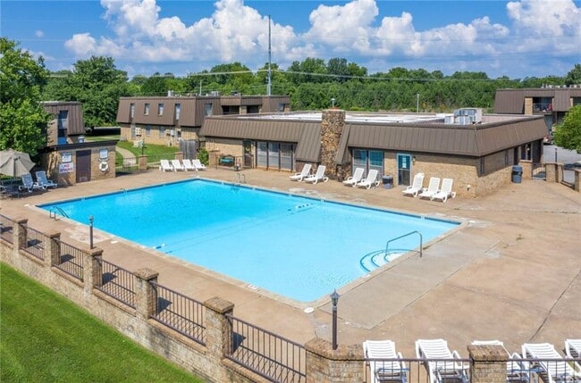 2100 N Leverett Ave in Fayetteville, AR - Foto de edificio - Building Photo