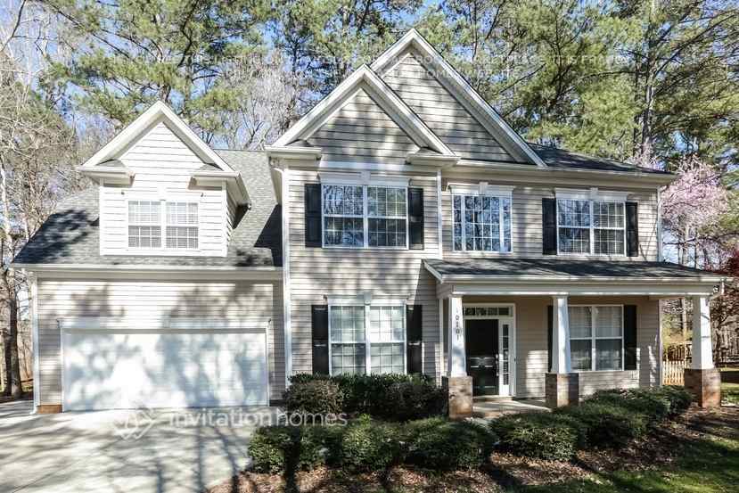 10201 Woodview Cir in Charlotte, NC - Building Photo