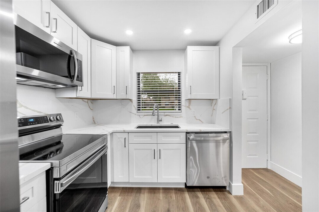 21905 Lake Forest Cir in Boca Raton, FL - Building Photo