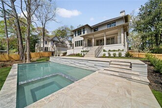 1068 Moores Mill Rd NW in Atlanta, GA - Foto de edificio - Building Photo