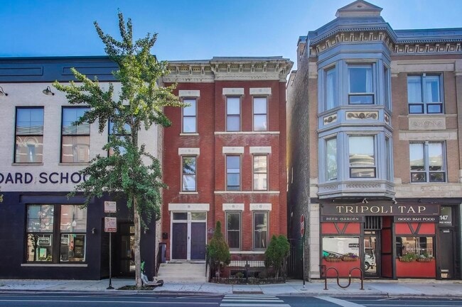 property at 1143 W Armitage Ave
