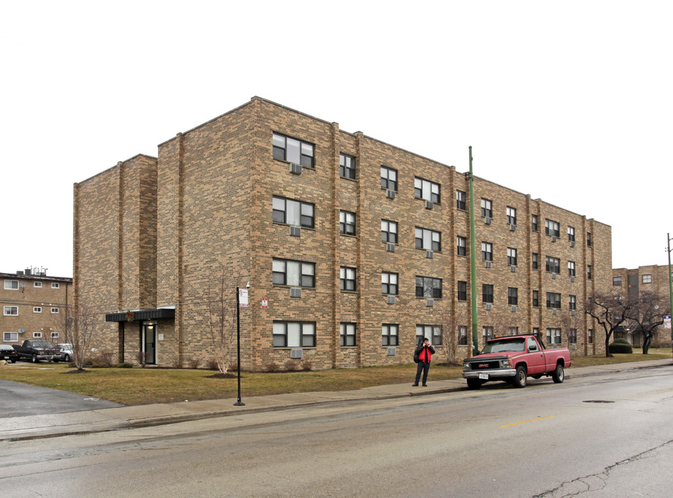 1950 W Devon Ave in Chicago, IL - Building Photo