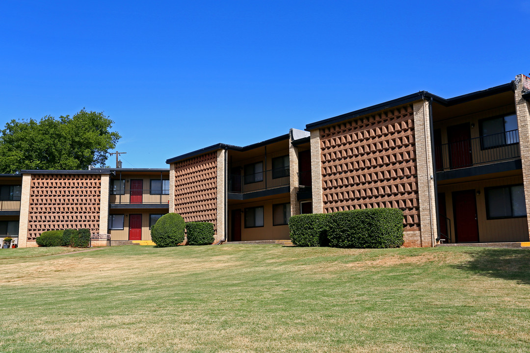 Woodland Hills in Oklahoma City, OK - Foto de edificio