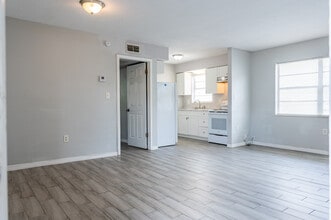 13104-13108 Leisure Wood Pl in Tampa, FL - Foto de edificio - Interior Photo