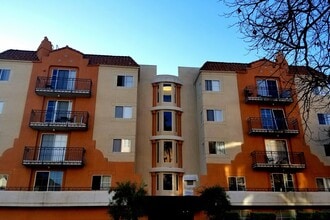 345 Cloverdale in Los Angeles, CA - Foto de edificio - Building Photo