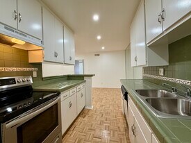 5320 Zelzah Ave, Unit 314 in Encino, CA - Building Photo