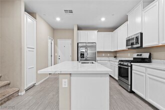 49 Alamere Falls Dr in Las Vegas, NV - Building Photo - Building Photo