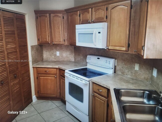 6284 NW 186th St in Hialeah, FL - Building Photo - Building Photo