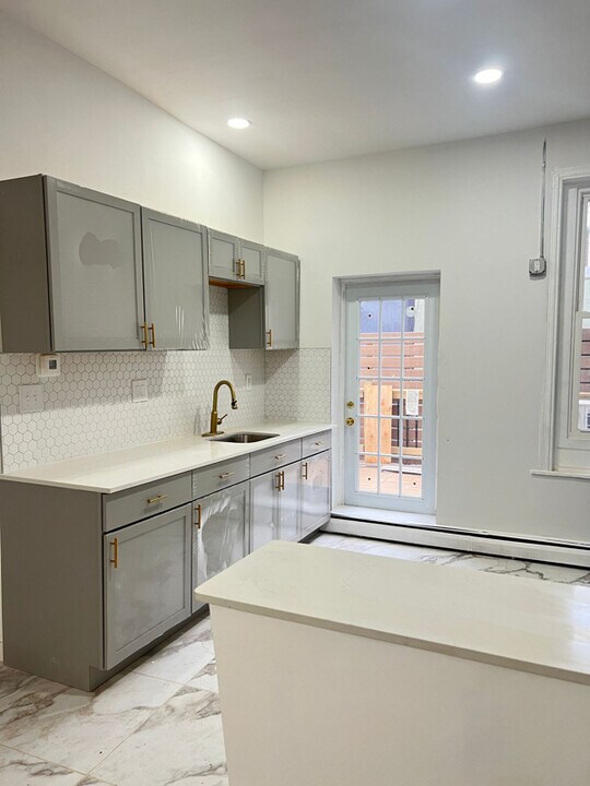 644 South St in Philadelphia, PA - Building Photo