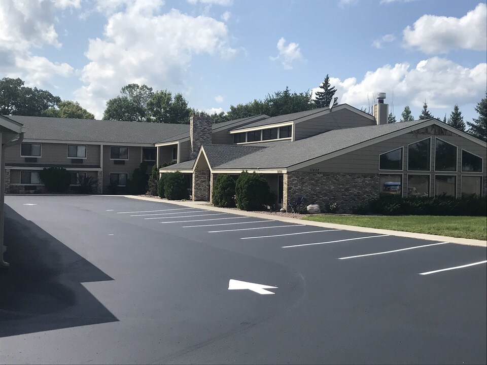 Elk River Lodge and Apartments in Elk River, MN - Building Photo