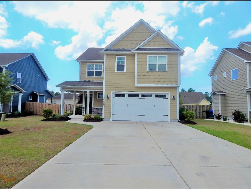 106 Abaco Dr E in Cedar Point, NC - Building Photo