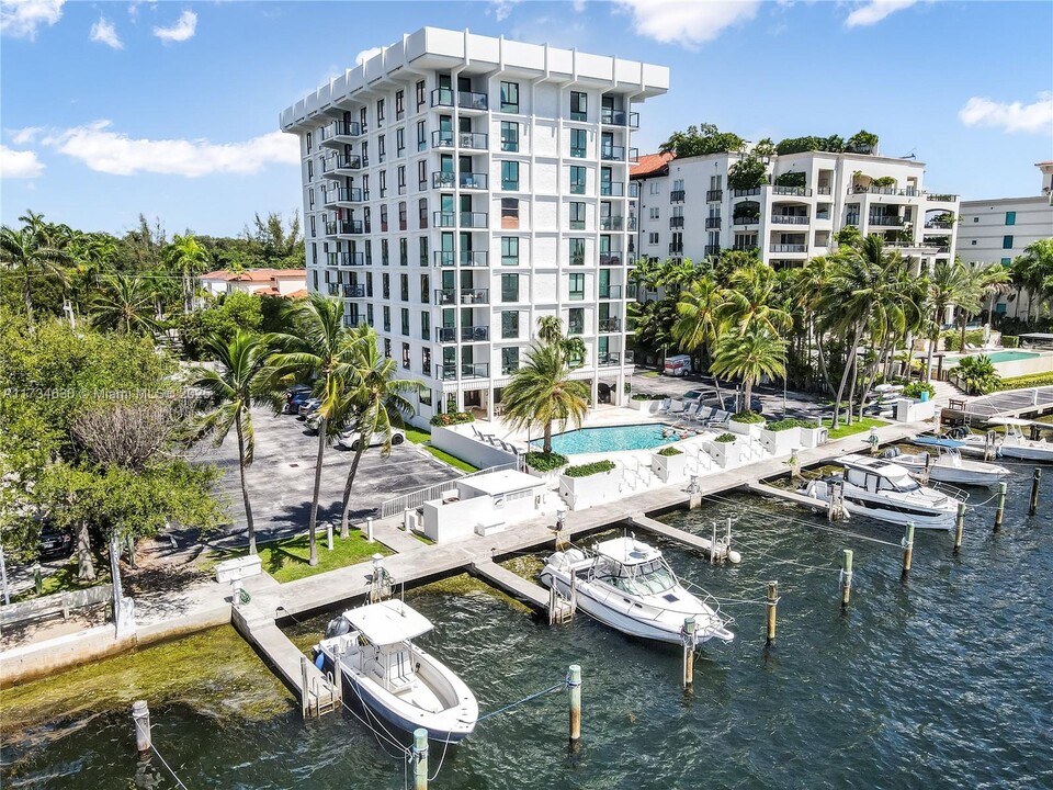 1600 S Bayshore Ln in Miami, FL - Building Photo