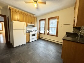 28 Willow St, Unit 2A