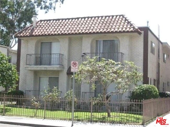 10836 Camarillo St in Los Angeles, CA - Building Photo - Building Photo