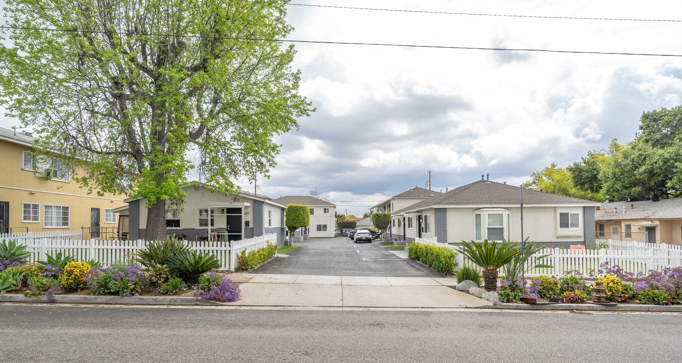 240-260 E Providencia Ave in Burbank, CA - Building Photo