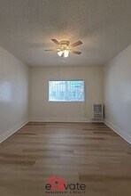 1046 W Martin Luther King Jr Blvd. in Los Angeles, CA - Building Photo - Interior Photo
