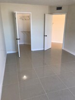 8290 Lake Dr in Doral, FL - Building Photo