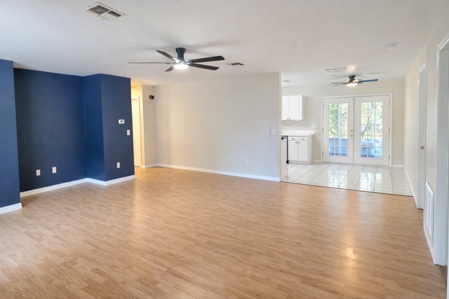 325 E Plymouth Ave in DeLand, FL - Foto de edificio - Building Photo