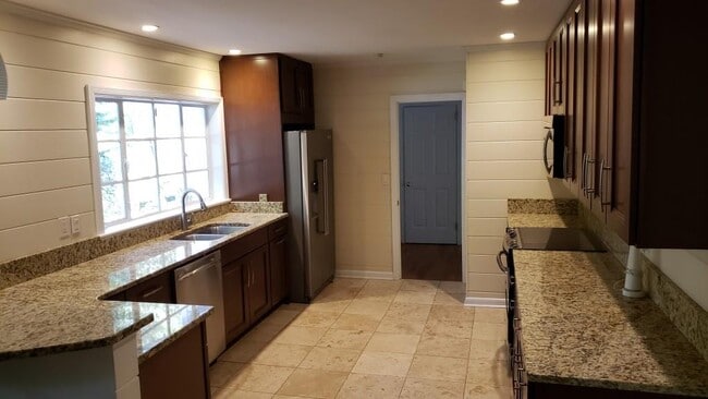 3857 Land O Lakes Dr NE in Atlanta, GA - Building Photo - Building Photo