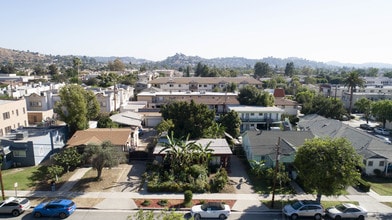 1308 E Wilson Ave in Glendale, CA - Foto de edificio - Building Photo