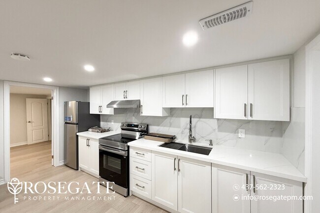 10 Hogan Dr in Toronto, ON - Building Photo - Building Photo