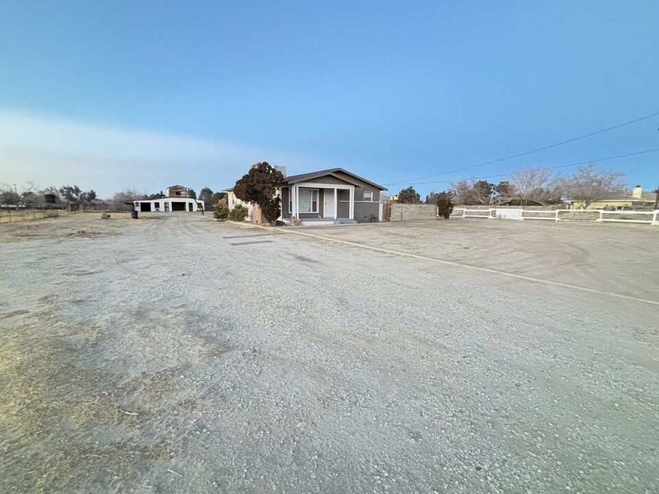 10357 E Avenue R8 in Littlerock, CA - Building Photo