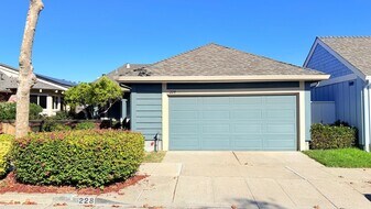 228 Puddingstone Rd in Alameda, CA - Building Photo