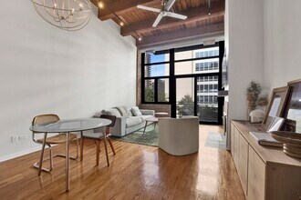 525 W Superior St in Chicago, IL - Foto de edificio - Building Photo