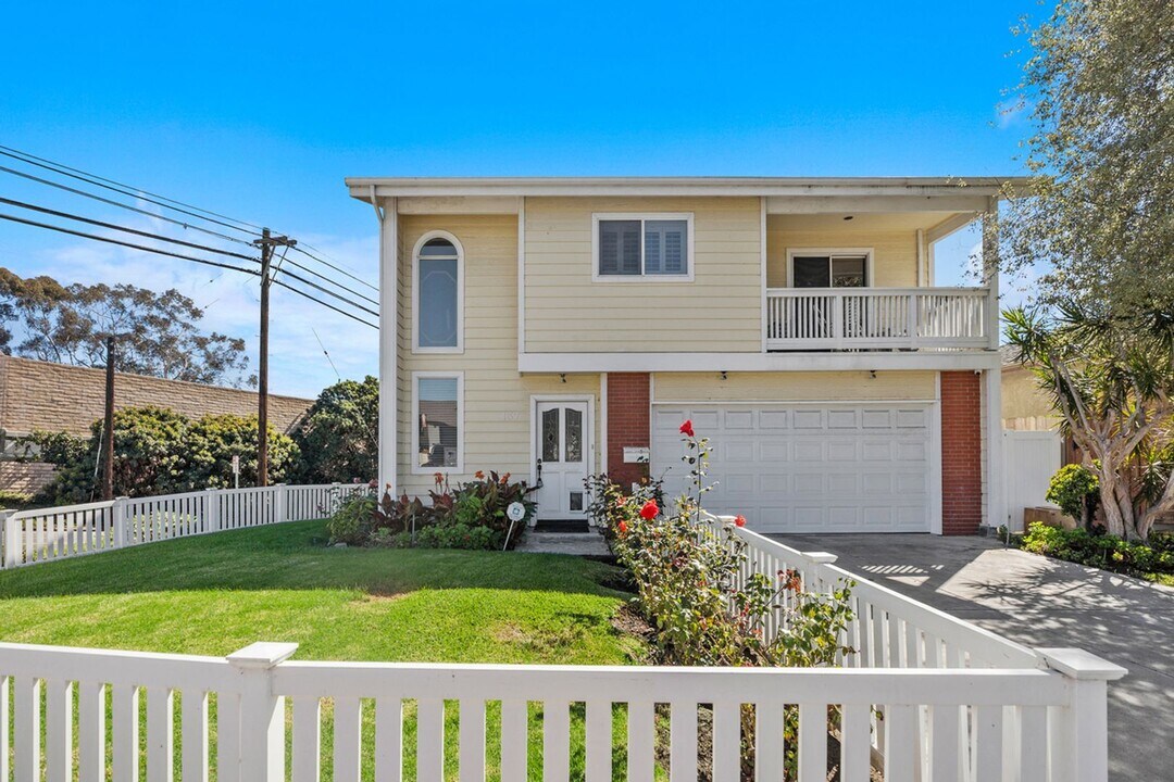 137 W Avenida Cornelio in San Clemente, CA - Building Photo