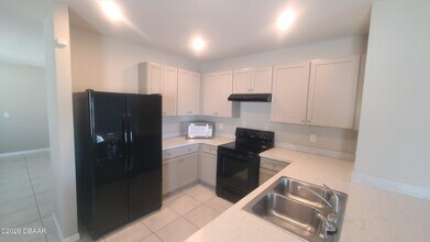 542 Armoyan Wy in New Smyrna Beach, FL - Building Photo - Building Photo