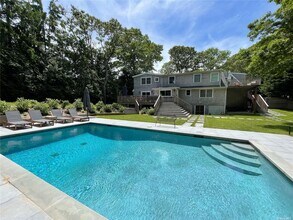 18 Bayview Rd in Southampton, NY - Building Photo - Building Photo