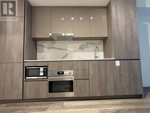 8 Interchange Wy in Vaughan, ON - Building Photo - Building Photo