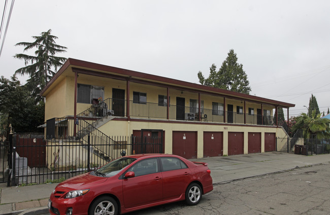 901 E 17th St in Oakland, CA - Foto de edificio - Building Photo