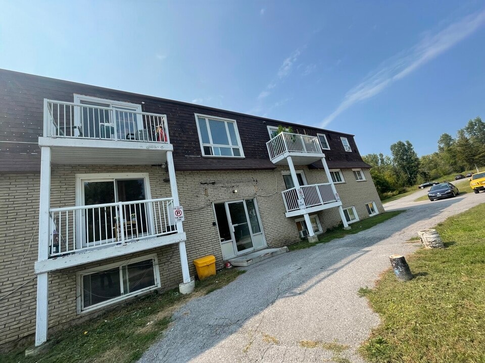 813 Old Highway 2 in Quinte West, ON - Building Photo