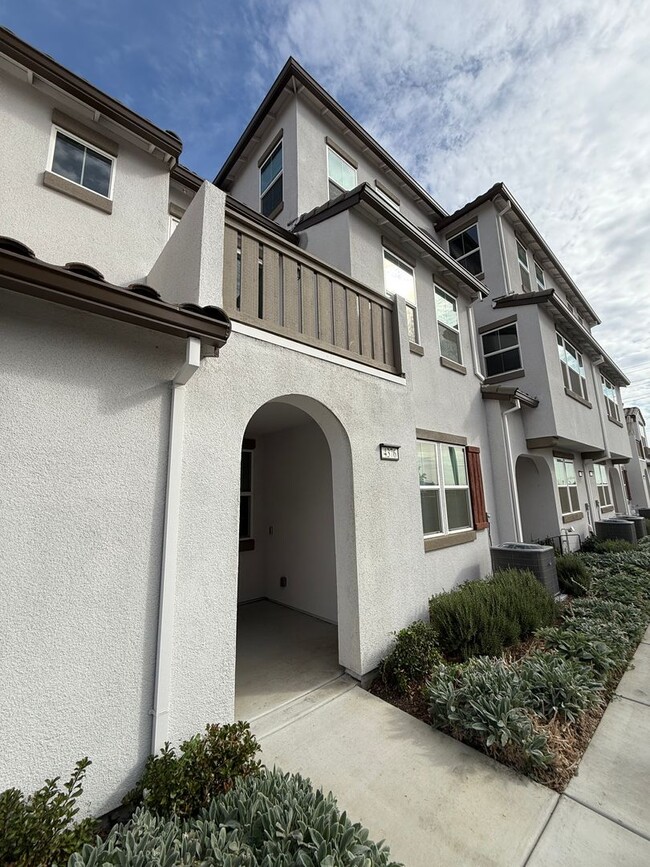 4376 Colmars Walk in Sacramento, CA - Building Photo - Building Photo