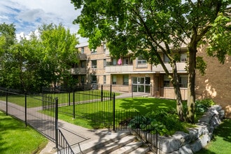 Roxbury Manor in Toronto, ON - Building Photo - Building Photo