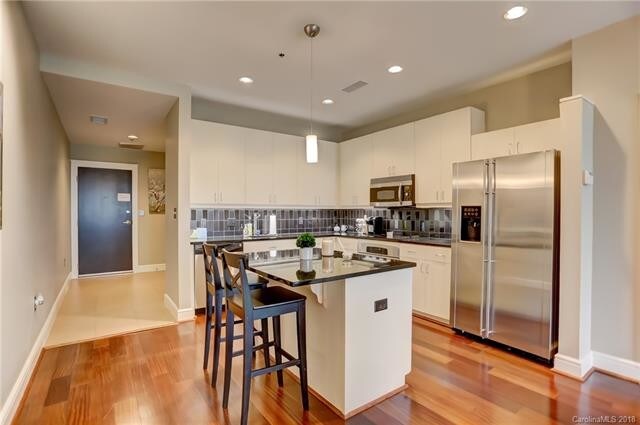 333 W Trade St-Unit -1401 in Charlotte, NC - Building Photo - Building Photo