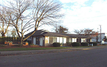 Gateway Park Apartments in Portland, OR - Building Photo - Building Photo