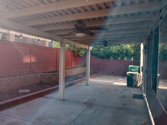 935 Redtail Dr in Corona, CA - Foto de edificio - Building Photo