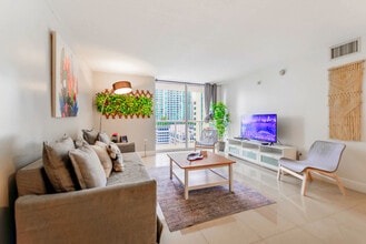 1200 Brickell Bay Dr in Miami, FL - Building Photo - Building Photo