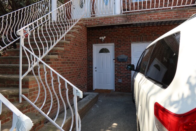 68-43 Jay Ave in Queens, NY - Foto de edificio - Building Photo