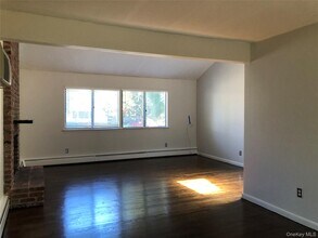 39 B S Norwood Rd in Sands Point, NY - Building Photo - Building Photo